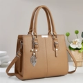 Bolso tote clásico de cuero granulado marrón con elegante colgante de hoja y bandolera - Caqui Oscuro