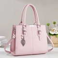 Sac à main rose texture litchi avec ferrures argentées et pendentif perle feuille - Rose
