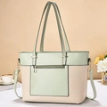 Detail van de mintgroene en beige geweven draagtas met riem en metalen hardware details - Groen