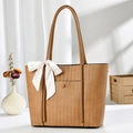 Detail der braunen Web-Shopper-Tasche mit eleganter Plaid-Seidenschal-Dekoration am Griff - Khaki