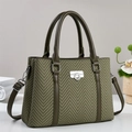 Dettaglio borsa tote verde a spina di pesce con manici in pelle e chiusura argentata - Verde