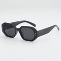 Moderne schwarze Polygon-Sonnenbrille mit glänzendem Rahmen und silbernen Nieten - Glänzend Schwarz Graue Gläser