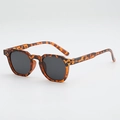 Retro-Sonnenbrille mit geometrischem dickem Rahmen in Schildpattoptik und Silbernieten - Schildpatt-Rahmen Graue Gläser