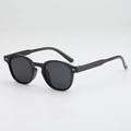 Schwarze Retro-Oval-Sonnenbrille mit Metallnieten und UV-Gläsern in der 45-Grad-Ansicht - UV400 Schutz / Glänzend Schwarz Graue Gläser