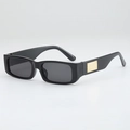 Schmale rechteckige Retro-Sonnenbrille in Schwarz mit goldfarbenen Metalldetails - UV400 Schutz / Glänzend Schwarz Graue Gläser
