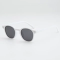 Retro ovale weiße Sonnenbrille mit dunklen Gläsern und schicken Silbermetall-Nieten - UV400 Schutz / Solid Weiß Graue Linse