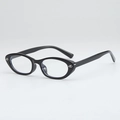 Montura de gafas cat-eye negra con logo metálico, vista de 45 grados sobre un fondo gris liso - Montura Negro Brillante / Lentes Transparentes