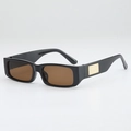 Retro-Rechteck-Sonnenbrille mit schwarzem Rahmen, bernsteinfarbenen Gläsern und Golddekor - UV400 Schutz / Schwarzer Rahmen Tee Gläser