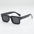 Gafas de sol cuadradas retro en negro con remaches plateados y lentes de protección UV - Montura Negra Lente Gris