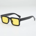 Gafas de sol retro con montura negra gruesa y lentes amarillas en ángulo de 45 grados - Montura Negra Lentes Amarillas