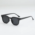 Gafas de sol cuadradas negras clásicas con remaches metálicos plateados y lentes oscuras - Montura Negra Lente Gris