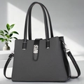 Borsa tote in pelle grigia intrecciata con fibbia argentata in un ambiente professionale - Nero