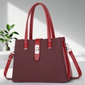 Borsa a mano bicolore bordeaux con fibbia argentata su un espositore dallo stile moderno - Rosso Vino