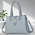 Dettaglio borsa azzurra con trama in twill e fibbia in metallo argentato elegante - Blu