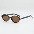 Retro kleine vierkante zonnebril met zwart montuur en bruine lenzen in een hoek van 45 graden - Zwart Frame Thee Lenzen