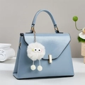 Borsa a mano azzurra minimalista con ciondolo a mostro di peluche e dettagli dorati - Blu