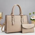 Detail van beige kiezellederen shopper met goudkleurige hardware en bijpassend tasje - Khaki