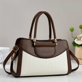 Dettaglio della borsa con trama intrecciata beige e logo fashion in rilievo - Bianco Sporco