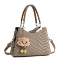 Sac à main tissé à chevrons marron avec breloque nuage en peluche et détails en métal argenté - Marron