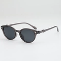 Transparente graue ovale Sonnenbrille mit dunklen Gläsern und Silbernieten - Sonnenbrille / Durchscheinender grauer Rahmen Graues Glas
