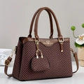 Borsa a spalla marrone con motivo a spina di pesce, dettagli dorati e pochette inclusa - Marrone Rosso