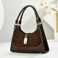 Détail du sac à main en cuir marron avec boucle en métal doré et texture contrastée - Café