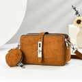 Borsa a tracolla retrò marrone caramello con doppia zip e ciondolo portamonete rotondo - Giallo Terra