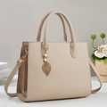 Beige Tragetasche aus strukturiertem Leder mit Blattanhänger und abnehmbarem Schultergurt - Khaki