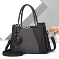 Dettaglio della borsa nera con accenti metallici a orecchie di gatto e texture grigie - Nero