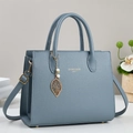 Bolso de mano gris azulado para mujer con colgante de hoja y correa de hombro ajustable - Azul