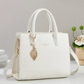 Detalle del bolso de mano blanco crema con herrajes dorados y colgante de perlas - Blanco Roto