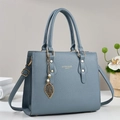 Sac fourre-tout gris-bleu en cuir grainé avec pendentif feuille d'or et bandoulière - Bleu