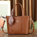 Sac cabas marron en cuir grainé avec foulard en soie et bandoulière amovible - Marron