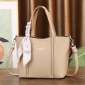 Détail du sac cabas beige grainé avec foulard rose et bandoulière réglable - Kaki