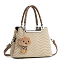 Sac à main tissé beige avec anses en cuir marron et breloque nuage, vue à 45 degrés - Khaki