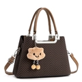 Vue détaillée du sac à main marron à motif chevrons avec charm nuage et détails argentés - café
