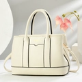 Elegante borsa in pelle martellata bianco crema con bordo nero e doppi manici - Bianco Sporco