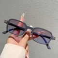 Detalle de gafas de sol grises rectangulares con lentes de degradado y oro - Montura Gris Lentes Púrpura Azul