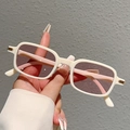 Detalle de gafas de sol rectangulares blanco crema con lentes rosas y detalles dorados - Marco Beige Lentes Rosas