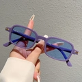 Primer plano de gafas de sol rectangulares moradas con lentes azules y rayas doradas - Montura Violeta / Lentes Violetas