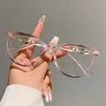 Dettaglio degli occhiali cat-eye rosa con eleganti catene dorate sulle stanghette - Occhio di gatto / Montatura Rosa Grigio Trasparente Lente Trasparente