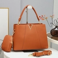 Set borsa tote in pelle caramello con fibbia a V dorata e tracolla regolabile - Giallo Terra