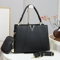 Set borsa a mano in pelle nera con logo V e tracolla staccabile su un tavolo bianco - Nero