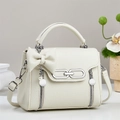 Elegante cremefarbene Handtasche mit Lederschleife, Perlenanhänger und Metallkettendekor - Gebrochenes Weiß