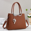 Bolso de mano marrón con textura tejida, colgante de estrella y correa extraíble - Amarillo Tierra