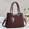 Bolso de mano granate texturizado con colgante de estrella y luna y asa de plata - Burdeos