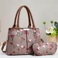 Detail der kaffeebraunen Handtasche mit Kirschmuster und passendem kleinen Beutel - Braun