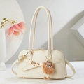 Détail du sac cabas en cuir crème avec boucles dorées et breloque en peluche marron - Blanc Cassé