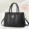 Bolso tote negro para mujer en cuero granulado con logo dorado y correa ajustable - Negro