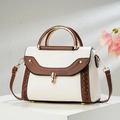 Sac à main vintage crème et marron en similicuir avec poignée dorée sur socle en pierre - Blanc Cassé